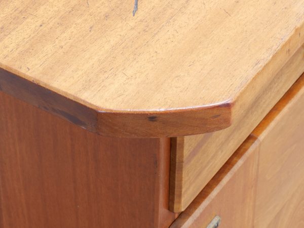 Nahaufnahme der massiven Schreibtischplatte mit ihrer fein profilierten Vorderkante. Die warme Mahagoni-Holzmaserung, die hochwertige Verarbeitung und der hervorragende Originalzustand unterstreichen die exklusive Qualität dieses Richard-Riemerschmid-Schreibtisches.