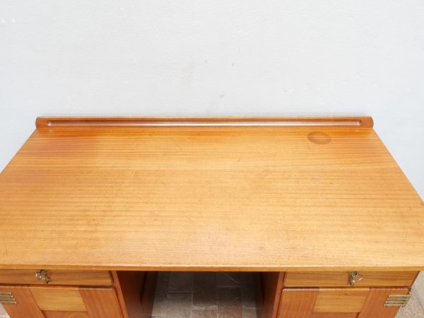 Detailansicht der originalen Schreibtischplatte aus massivem Mahagoni. Die großzügige Arbeitsfläche zeigt die natürliche Holzstruktur, die über viele Jahrzehnte entstandene Patina sowie den ausgezeichneten Erhaltungszustand des historischen Jugendstil-Schreibtisches.