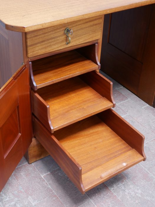 Detailaufnahme der geöffneten linken Schubladenseite des originalen Richard-Riemerschmid-Schreibtisches. Die hochwertigen Mahagoni-Schubkästen zeigen die präzise handwerkliche Verarbeitung und den hervorragend erhaltenen Innenraum.