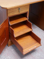 Detailaufnahme der geöffneten linken Schubladenseite des originalen Richard-Riemerschmid-Schreibtisches. Die hochwertigen Mahagoni-Schubkästen zeigen die präzise handwerkliche Verarbeitung und den hervorragend erhaltenen Innenraum.