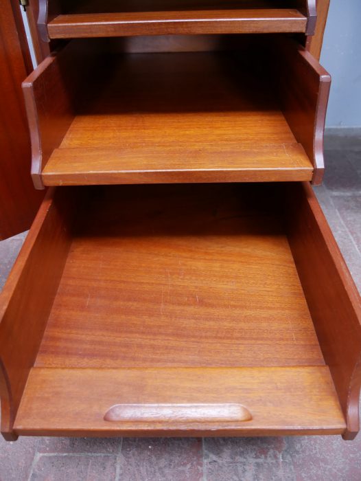 Detailansicht der geöffneten rechten Schubladen des Jugendstil-Schreibtisches von Richard Riemerschmid. Die massiven Mahagoni-Schubkästen und die hochwertige Verarbeitung dokumentieren die außergewöhnliche Qualität der Deutschen Werkstätten Hellerau.