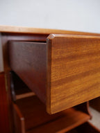 Detailaufnahme einer originalen Schubladenfront des Richard-Riemerschmid-Schreibtisches aus massivem Mahagoni. Die feine Holzmaserung, exakte Kantenführung und der hervorragende Erhaltungszustand unterstreichen die hohe handwerkliche Qualität.