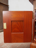 Detailaufnahme des linken Seitenteils des Richard-Riemerschmid-Schreibtisches. Die klassische Jugendstil-Rahmenfüllung aus massivem Mahagoni sowie die hochwertige Verarbeitung zeigen die klare Formensprache Richard Riemerschmids und den ausgezeichneten Originalzustand.