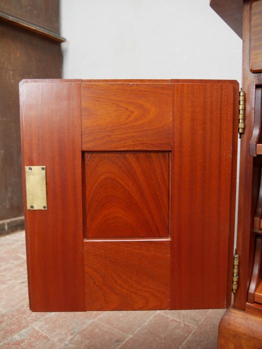 Detailaufnahme des linken Seitenteils des Richard-Riemerschmid-Schreibtisches. Die klassische Jugendstil-Rahmenfüllung aus massivem Mahagoni sowie die hochwertige Verarbeitung zeigen die klare Formensprache Richard Riemerschmids und den ausgezeichneten Originalzustand.