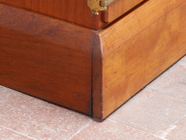 Detailaufnahme der unteren vorderen Sockelecke des Richard-Riemerschmid-Schreibtisches aus massivem Mahagoni. Sichtbar sind die sauber ausgeführten Gehrungen, die elegante Sockelgestaltung und die wunderschöne originale Patina des Jugendstil-Möbels von 1906.