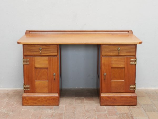 Frontalansicht des Richard-Riemerschmid-Schreibtisches aus den Deutschen Werkstätten Hellerau. Sichtbar sind die symmetrische Gestaltung, die originalen Schubladenfronten sowie die charakteristischen Jugendstil-Proportionen des hochwertigen Mahagoni-Möbels.