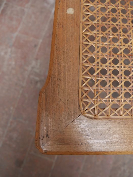 Detailaufnahme der originalen Sitzfläche mit feinem Rohrgeflecht. Das eng geflochtene Geflecht und der sauber gearbeitete Holzrahmen unterstreichen den hervorragenden Originalzustand dieses seltenen Richard-Riemerschmid-Stuhlsatzes.