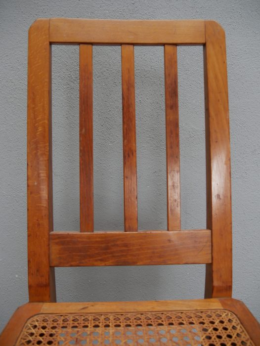 Detailaufnahme der Rückenlehne mit den charakteristischen senkrechten Holzstreben. Die schlichte Gestaltung gehört zu den typischen Merkmalen der frühen Reformmöbel von Richard Riemerschmid.
