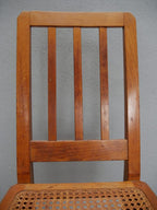 Detailaufnahme der Rückenlehne mit den charakteristischen senkrechten Holzstreben. Die schlichte Gestaltung gehört zu den typischen Merkmalen der frühen Reformmöbel von Richard Riemerschmid.