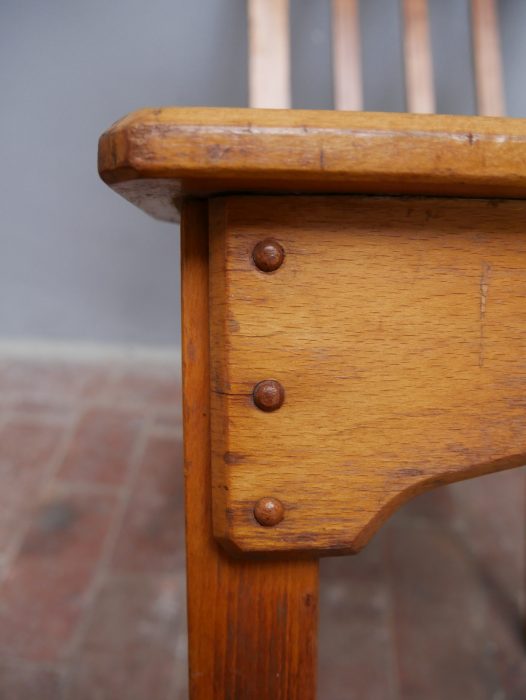 Detailaufnahme der verschraubten Verbindung zwischen Zarge und Stuhlbein. Die originale Konstruktion dokumentiert die hohe handwerkliche Qualität und Stabilität der Deutschen Werkstätten Hellerau.
