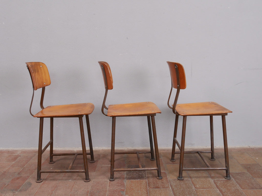 Seitenansicht der drei ROWAC-Hocker. Die Aufnahme verdeutlicht die ergonomische Sitzhaltung, die stabile Metallunterkonstruktion und die klassische Formgebung des frühen Industrie-Designs.
