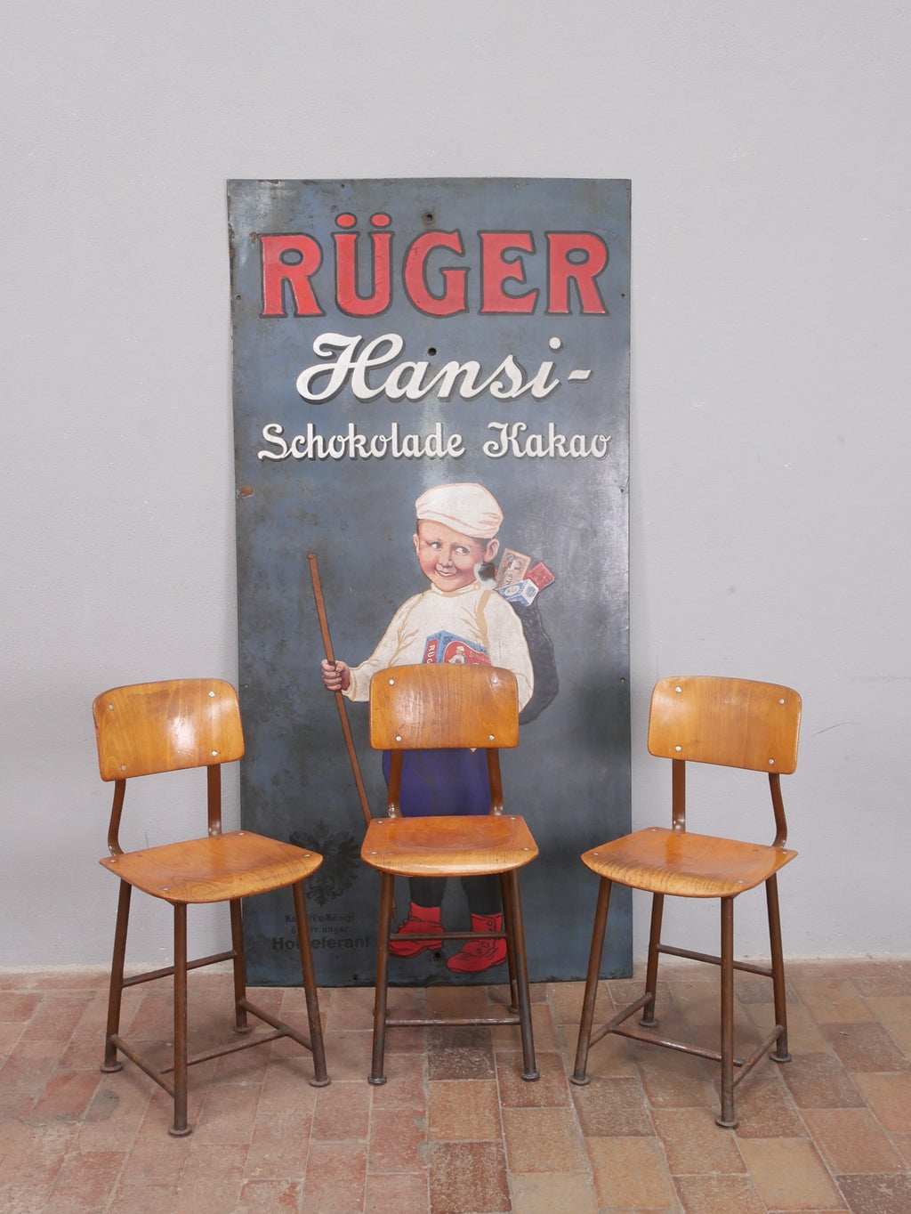 Hauptansicht eines seltenen 3er-Satzes originaler ROWAC-Hocker von Robert Wagner Chemnitz aus der Zeit um 1920. Die Industriestühle besitzen stabile Metallgestelle mit Sitz- und Rückenflächen aus Holz und befinden sich in einem absolut unberührten Fundzustand. Die Hocker gelten als besonders bequem und sind gesuchte Originale des frühen Industriedesigns.
