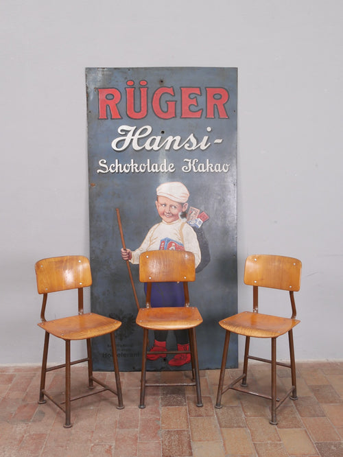 Hauptansicht eines seltenen 3er-Satzes originaler ROWAC-Hocker von Robert Wagner Chemnitz aus der Zeit um 1920. Die Industriestühle besitzen stabile Metallgestelle mit Sitz- und Rückenflächen aus Holz und befinden sich in einem absolut unberührten Fundzustand. Die Hocker gelten als besonders bequem und sind gesuchte Originale des frühen Industriedesigns.
