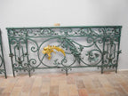 Frontansicht des rechten Geländerelements aus einem ehemaligen Schloss. Die fein geschmiedeten Ornamente, geschwungenen Linien und die vergoldete Schmuckkartusche zeigen die hochwertige Schmiedekunst des Historismus.
