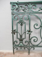 Detail eines seitlichen Geländerelements mit senkrechten Stäben, geschwungenen Ornamenten und dekorativen Schmiedeverbindungen. Die hochwertige Verarbeitung zeigt den repräsentativen Charakter des ehemaligen Schlossgeländers.
