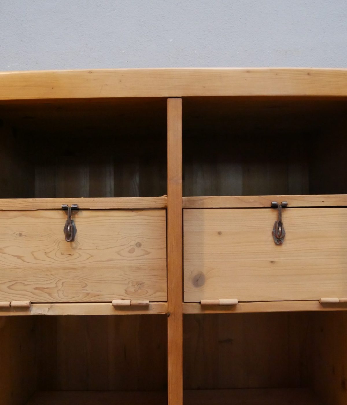Detailaufnahme des oberen Innenbereichs des antiken Spinds mit Ablagefach.
