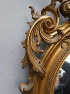 Detailaufnahme des seitlichen Rahmenprofils mit original vergoldeter Profilierung und fein gearbeiteten Zierelementen. Die Aufnahme dokumentiert die hochwertige handwerkliche Verarbeitung des historischen Spiegelrahmens.
