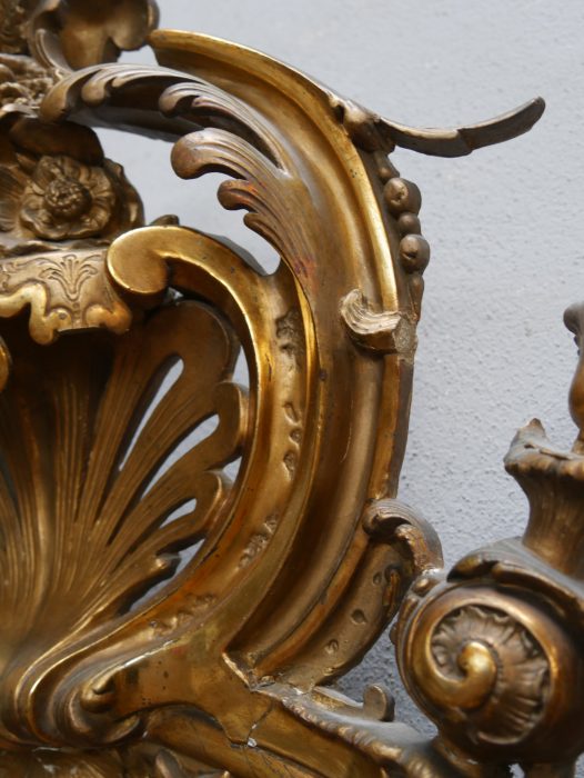 Nahaufnahme eines geschwungenen seitlichen Zierelements des Spiegelrahmens. Die fein modellierten Blatt- und Rollwerkornamente zeigen die hochwertige originale Stuckarbeit des 19. Jahrhunderts.