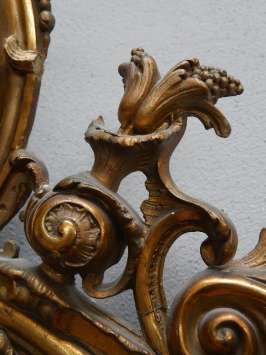 Detailansicht eines weiteren reich verzierten Stuckornaments mit originaler Vergoldung. Die Aufnahme verdeutlicht die filigrane handwerkliche Ausführung der historischen Schlossausstattung.