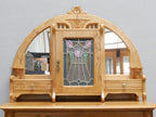 Detailansicht des außergewöhnlich gestalteten Aufsatzes mit originalem Bleiglas, seitlichen Spiegeln, kleinen Schubkästen und kunstvoll geschnitzten Jugendstil-Ornamenten. Die Aufnahme zeigt die aufwendige Gestaltung des oberen Möbelteils.