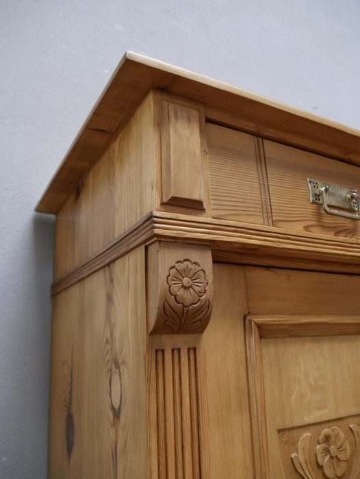 Schräg aufgenommene Detailansicht der oberen Seitenpartie mit profilierten Gesimsen und geschnitzten Jugendstil-Ornamenten. Die Aufnahme zeigt die hochwertige handwerkliche Ausführung des historischen Vertikos.