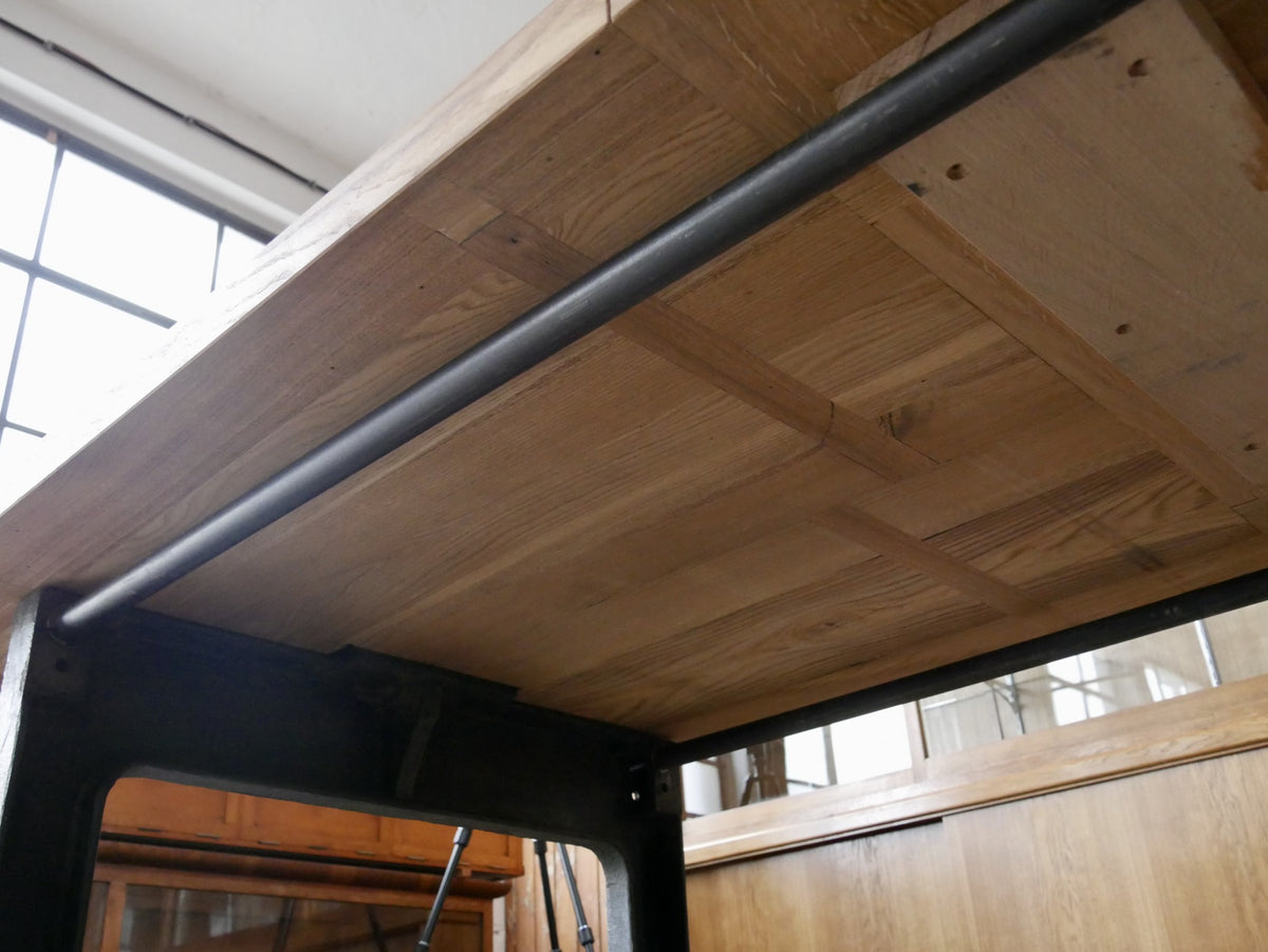 Detailaufnahme der Unterseite der massiven Eichenplatte. Die hochwertige Holzkonstruktion, die kräftige Materialstärke und die sorgfältige Verarbeitung des originalen Tisches sind deutlich erkennbar.
