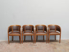 Frontalansicht aller vier identischen Jugendstil Armlehnstühle. Die harmonischen Proportionen, die elegant geschwungenen Armlehnen sowie die originalen Lederflächen mit Ziernieten kommen besonders gut zur Geltung.