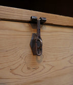 Detailaufnahme des originalen Schließmechanismus mit Vorrichtung für ein Vorhängeschloss der Spindinnenfächer im restaurierten historischen Spind.