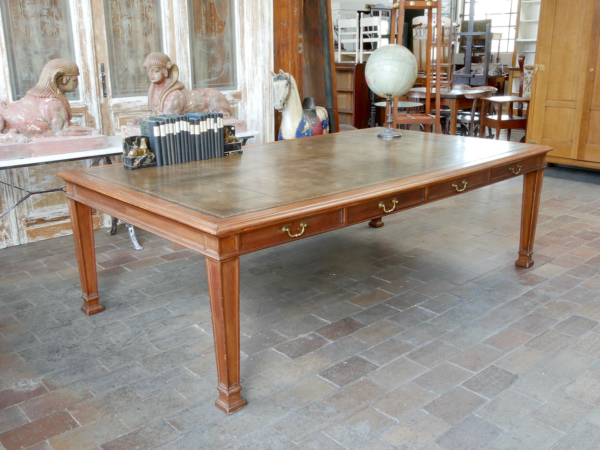 XXL Bureau Plat von Waring & Gillow England um 1910 mit dunkelgrüner Ledereinlage, vier Schubladen und edlem Nussholz.