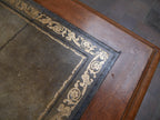 Detailaufnahme der vergoldeten Eckverzierung der originalen Ledereinlage des Bureau Plat.