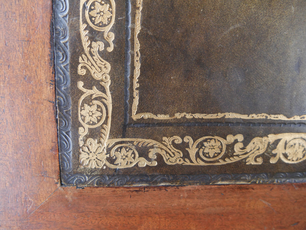 Detail der original geprägten dunkelgrünen Ledereinlage mit goldener Zierbordüre.
