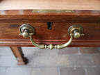 Detailaufnahme des originalen Messinggriffs mit Schlüsselloch an einer Schublade des Bureau Plat.