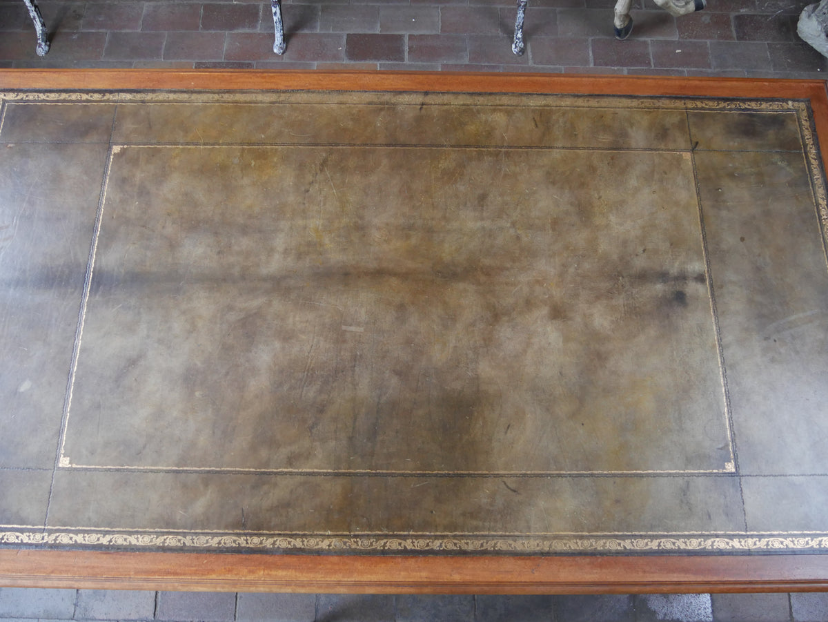 Nahaufnahme der originalen Schreibfläche mit geprägter Lederoberfläche und schöner Patina.