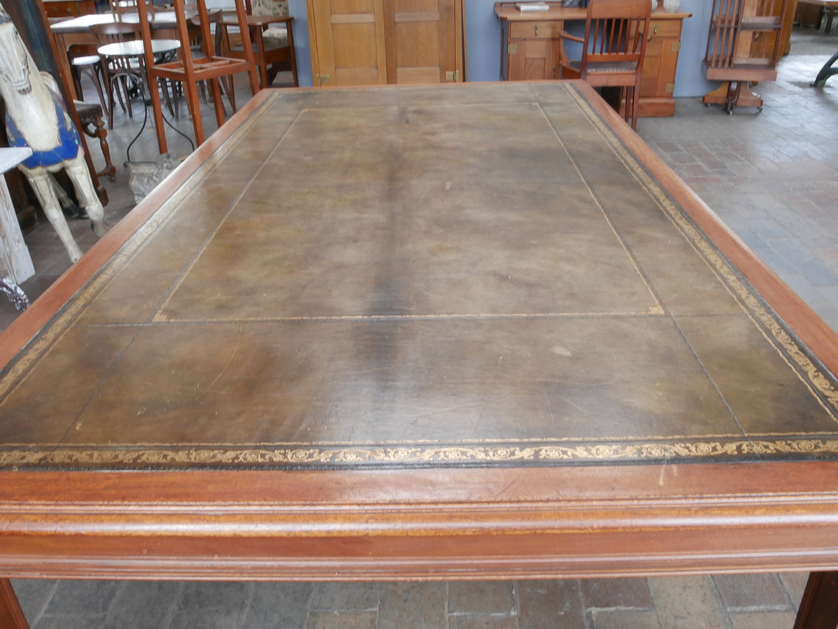 Große Schreibplatte mit original dunkelgrün geprägter Ledereinlage auf dem Bureau Plat von Waring & Gillow.