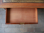 Geöffnete Schublade des Bureau Plat mit originalem Innenraum und hochwertiger Verarbeitung.