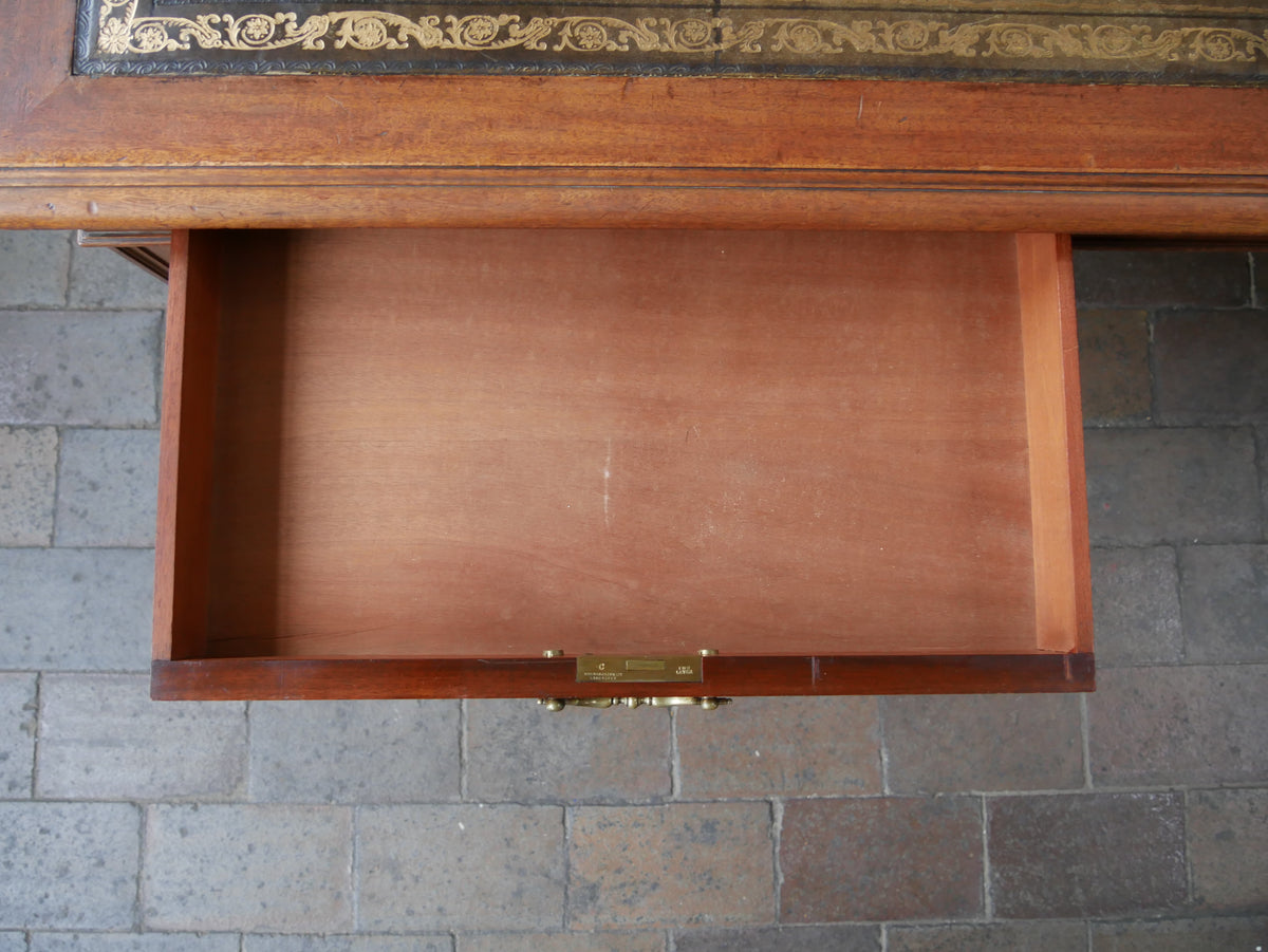 Geöffnete Schublade des Bureau Plat mit originalem Innenraum und hochwertiger Verarbeitung.