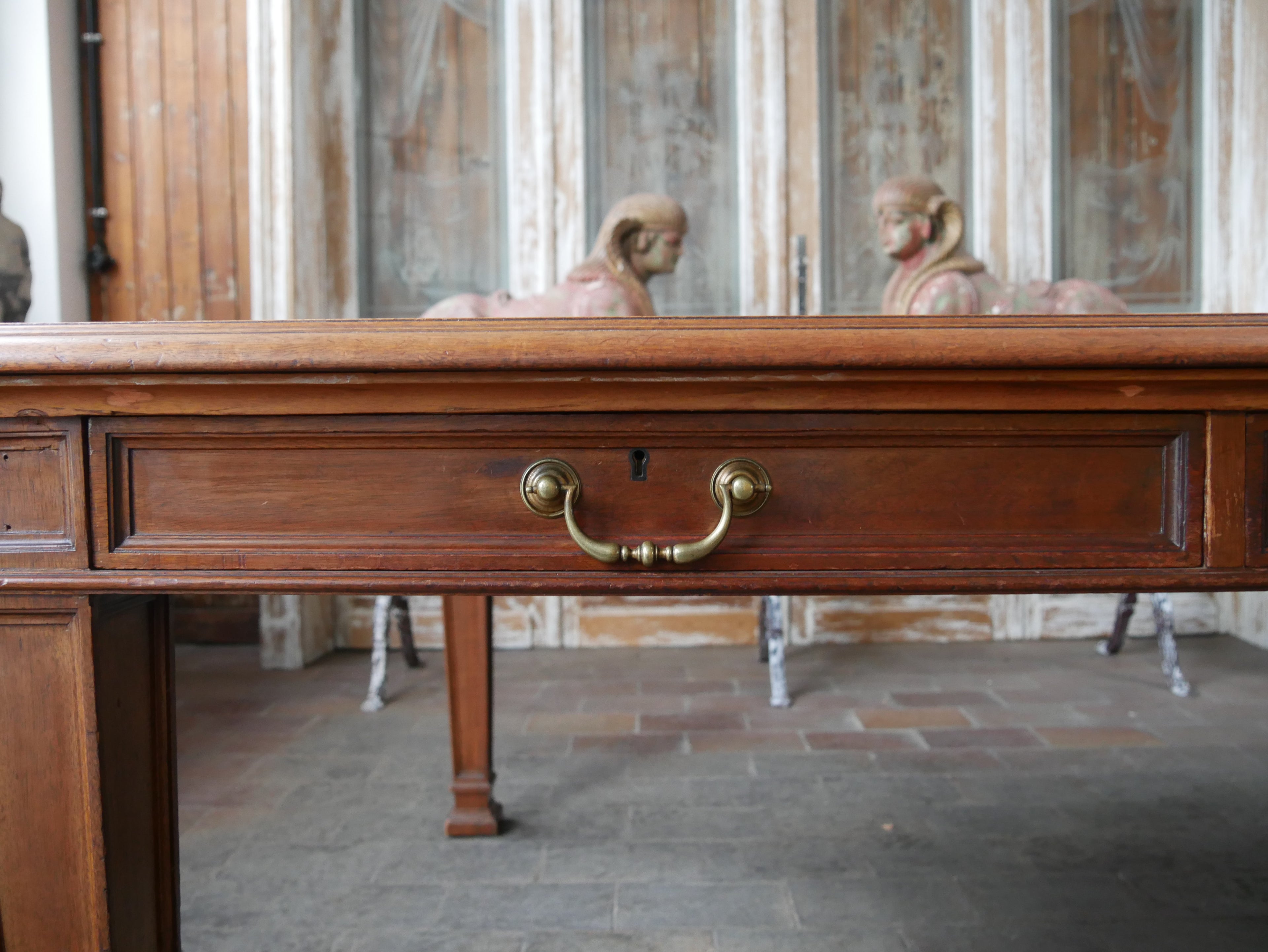Frontansicht der Schubladen mit originalen Messinggriffen am Bureau Plat von Waring & Gillow.