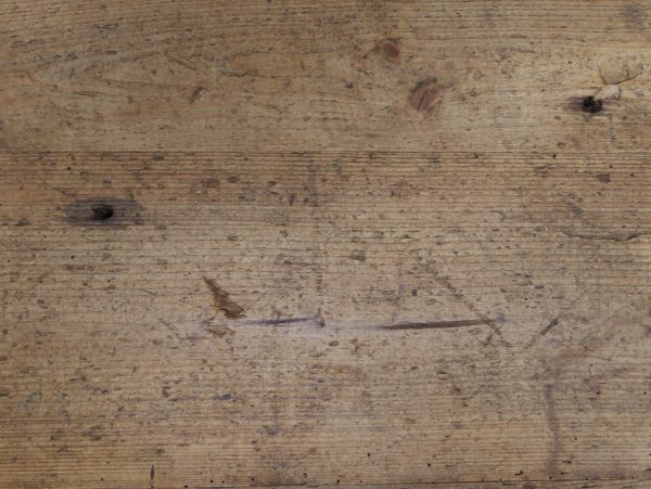 Nahaufnahme der originalen Holzarbeitsplatte mit charakteristischen Gebrauchsspuren, gewachsener Patina und geölter Oberfläche als typisches Merkmal historischer Werkbänke.