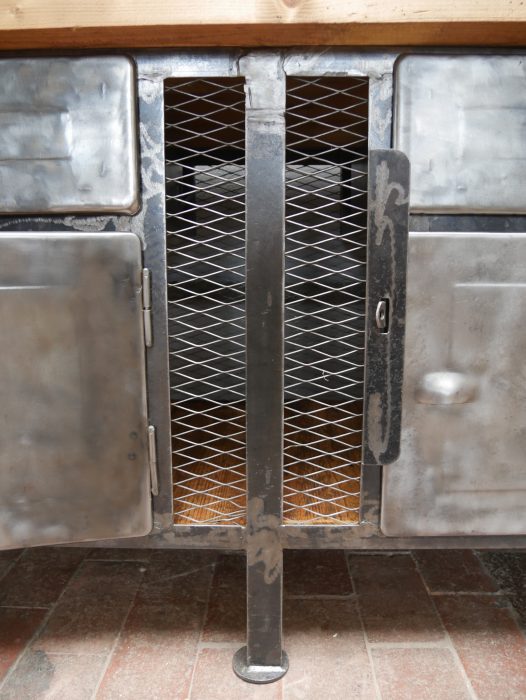 Detailansicht der mittleren Gittertüren aus Metall mit originalem Lochgitter und authentischer Industrieoptik. Die Konstruktion sorgt für Stabilität und Belüftung des Innenraums.