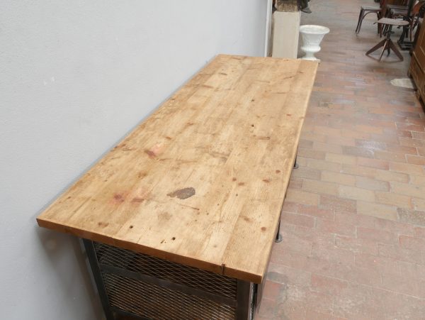 Schräg von oben aufgenommene Ansicht der massiven Holzplatte. Die geölte Arbeitsfläche mit authentischer Patina macht den Charakter der historischen Werkbank besonders deutlich.