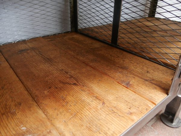 Detailaufnahme der massiven Arbeitsplatte der historischen Werkbank. Die mehrfach geölte Holzoberfläche zeigt ihre authentische Patina und altersbedingte Gebrauchsspuren.