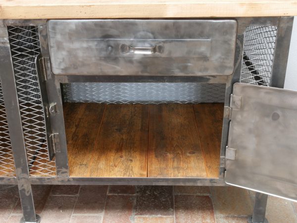 Geöffnete Werkbank mit vollständig sichtbarem Innenraum. Beide Staufächer sowie der restaurierte Boden und die originale Metallkonstruktion werden dargestellt.