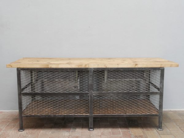 Rückansicht der restaurierten Werkbank mit stabilem Metallrahmen, Holzboden und massiver Arbeitsplatte. Die Konstruktion eignet sich hervorragend als frei im Raum stehende Kücheninsel oder Ladentheke.