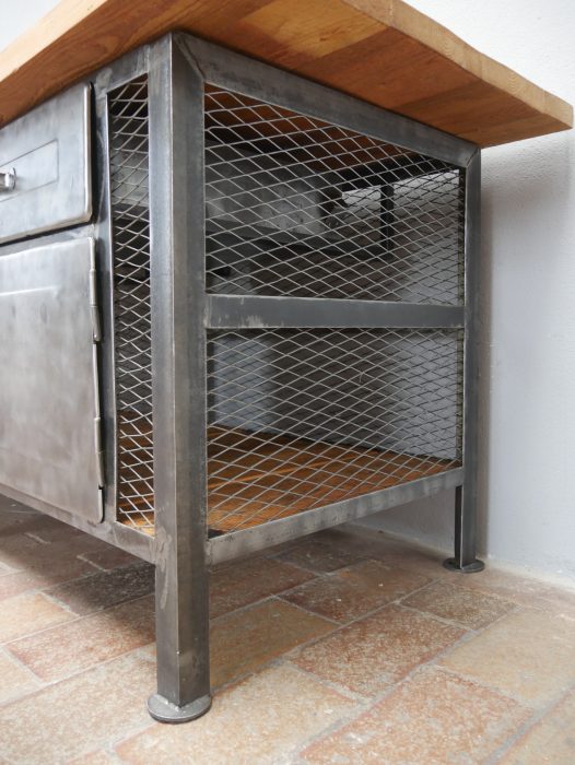 Seitliche Perspektive der restaurierten Werkbank. Sichtbar sind das offene Regal, der Metallrahmen sowie die massive Holzplatte im Industrial-Stil.