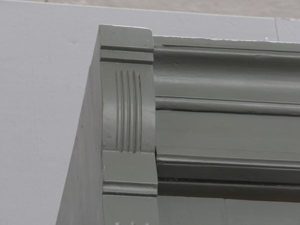Detailaufnahme des aufwendig profilierten Kranzgesimses der restaurierten XXL Bibliothek. Die klaren Linien und die sorgfältige Restaurierung unterstreichen die elegante Ausstrahlung des historischen Möbelstücks.
