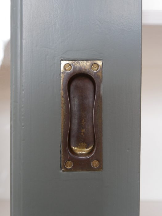 Detailaufnahme einer originalen Griffmulde aus Messing der großen Schiebetür. Die historische Griffmulde befindet sich im restaurierten Originalzustand und ermöglicht das leichtgängige Verschieben der Türen.
