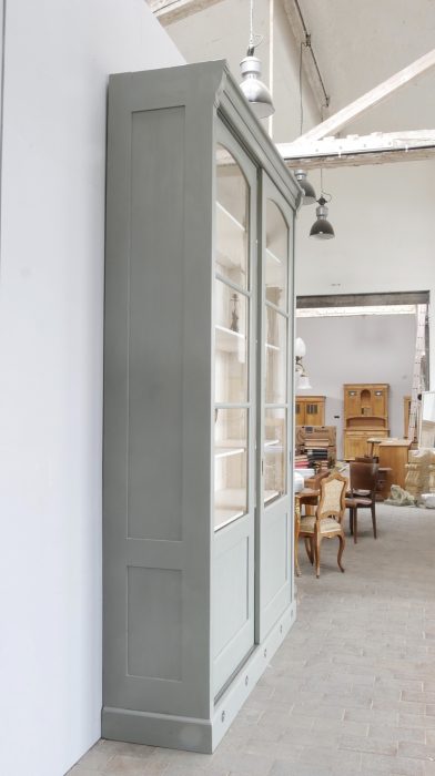 Seitenansicht der restaurierten XXL Bibliothek. Die Aufnahme zeigt die beeindruckende Tiefe des Schranks sowie die seitlichen Türfüllungen und die hochwertige handwerkliche Ausführung.