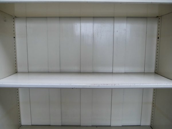 Detailaufnahme eines originalen massiven Einlegebodens. Die stabile Konstruktion zeigt die hochwertige Ausführung für schwere Bücher und Lehrmittel.