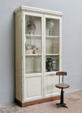 XXL Lehrmittelschrank / Bibliotheksschrank um 1910 aus der Humboldt-Universität Berlin. Die Hauptansicht zeigt den hohen zweitürigen Bücherschrank mit originalem mundgeblasenem Glas, schöner erhaltungswürdiger Farbpatina, aufwendig profilierter Kranzleiste und klassischer Bibliotheksausführung.