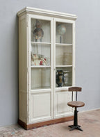 XXL Lehrmittelschrank / Bibliotheksschrank um 1910 aus der Humboldt-Universität Berlin. Die Hauptansicht zeigt den hohen zweitürigen Bücherschrank mit originalem mundgeblasenem Glas, schöner erhaltungswürdiger Farbpatina, aufwendig profilierter Kranzleiste und klassischer Bibliotheksausführung.